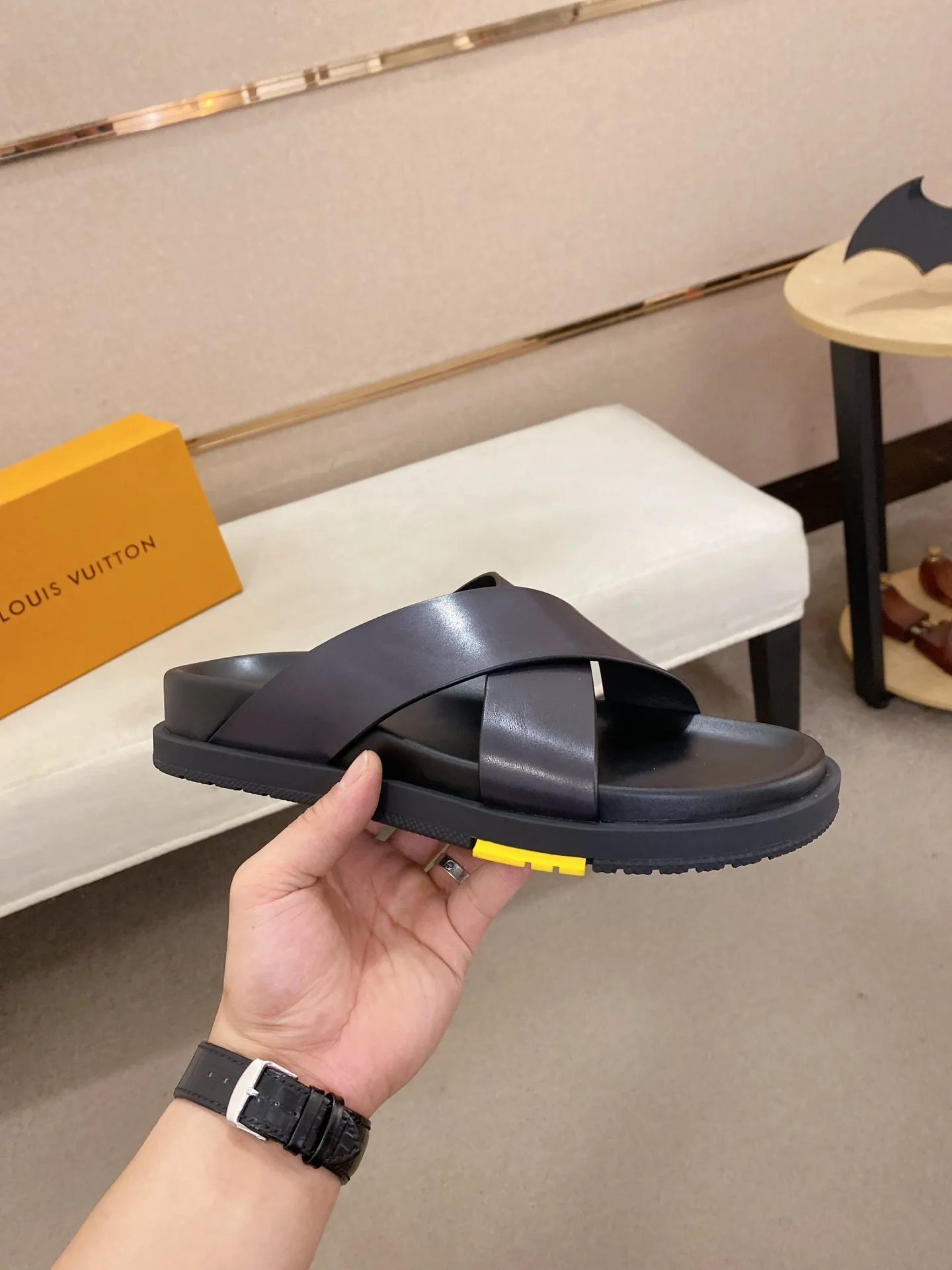 Factory price: 420💰Made by LV🔍Top purchasing agent. Men's spring and summer slippers are available at the same counter. The uppers are made of cowhide imported from Italy. High-quality craftsmanship, soles: original soles specially provided by the original factory, exclusive movable molded soles are super comfortable, original factory follow-up goods, 🔍🔍high quality, can be entered and exited the counter at will, welcome to compare, code number 38-44. Can be customized45